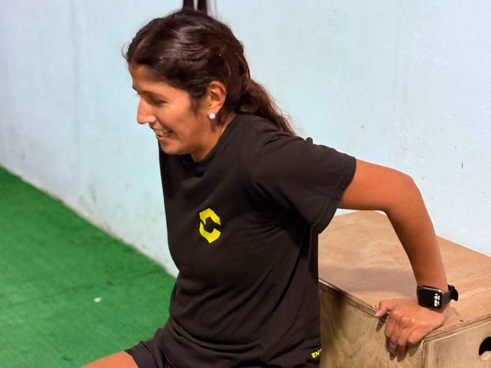 Alumna de CENIS entrenando con el peso del cuerpo sobre un cajón