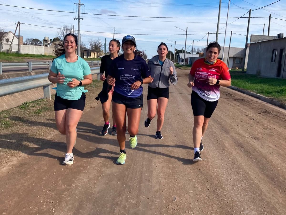 Grupo de running de CENIS corriendo por un camino de General Villegas